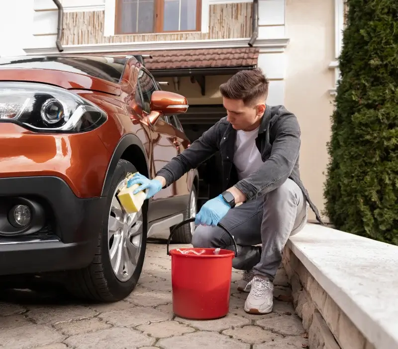 Lavage auto à domicile Tagnon : professionnel intervenant sur un véhicule
